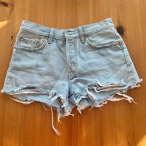 501 Levi Denim Shorts - SIZE 27